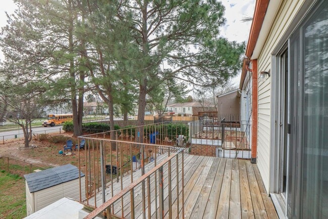 Building Photo - Bright, Updated & Prime Location!