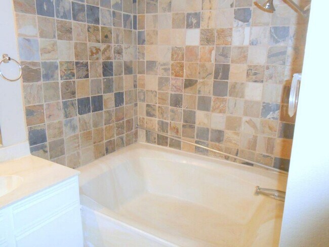 Building Photo - Spacious 2 bedroom Condo in Canyon Lake Community