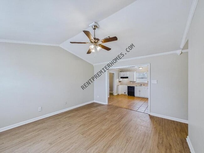 Building Photo - 14 Stephens St