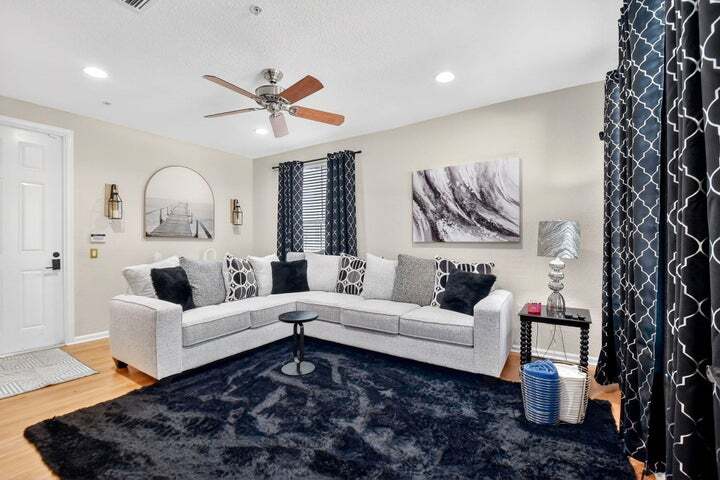 Building Photo - 1371 Vía De Pepi