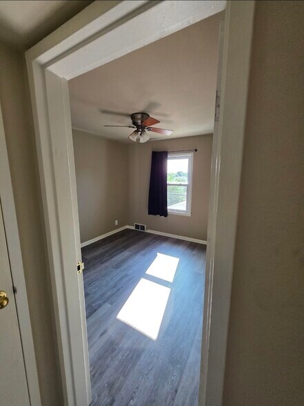 Building Photo - 4839 W Lynndale Ave