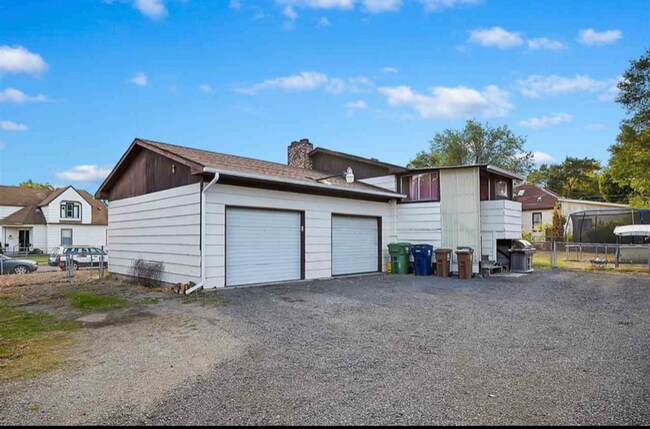 Building Photo - 727 E Olympic Ave