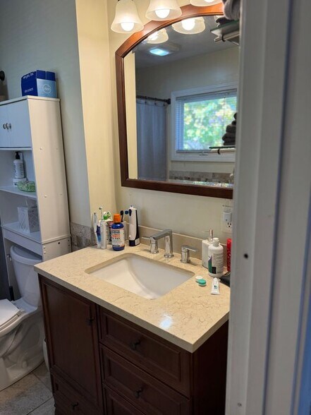 Building Photo - 707 Putnam Pike