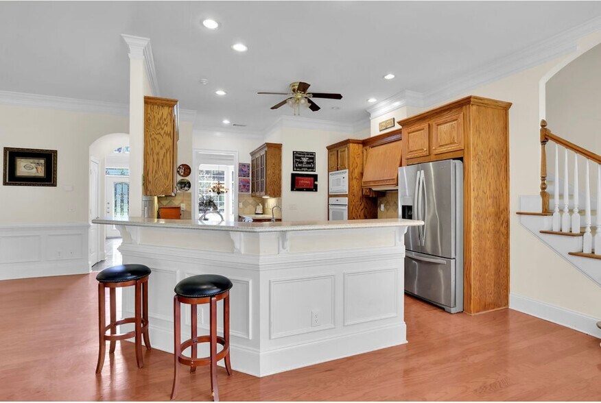 Building Photo - 8225 Seven Oaks Dr