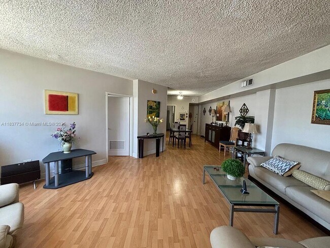 Building Photo - 825 Brickell Bay Dr