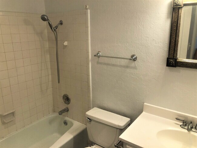 Building Photo - MOVE IN SPECIAL For This Captivating Townh...