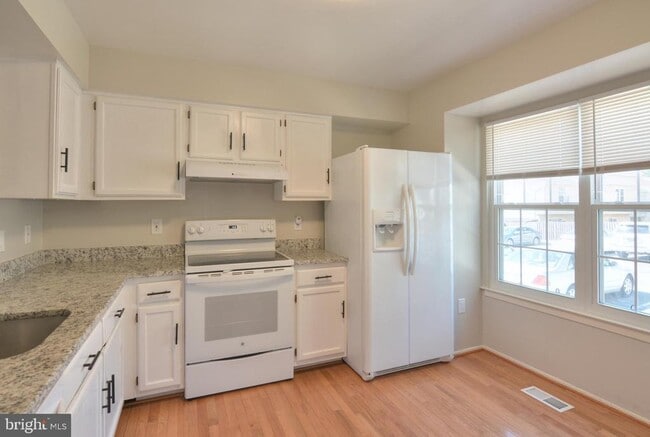 Building Photo - 3 Birdseye Ct