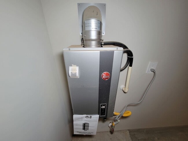 Building Photo - Single-story layout features a bright, open concept living area, dining space, and kitchen. Pebbl...