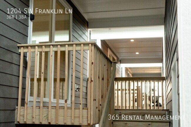 Building Photo - 1204 SW Franklin Dr