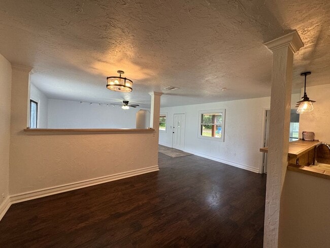 Building Photo - GORGEOUS! 5 Bedroom, 3 Bathroom Home in Deland!