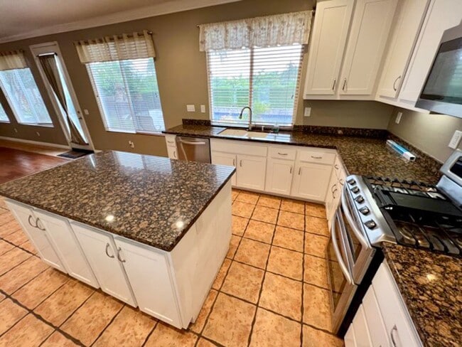 Building Photo - Beautiful Corona Pool Home with 4 bedroom ...