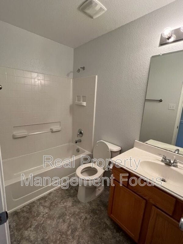 Building Photo - 1004 Trickham Dr