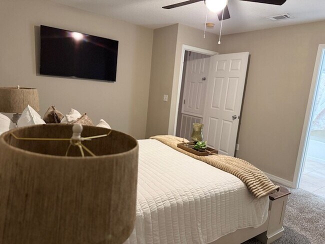 Building Photo - 1833 Sundown Dr