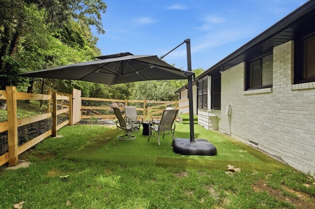 Building Photo - 6555 Brownlee Dr