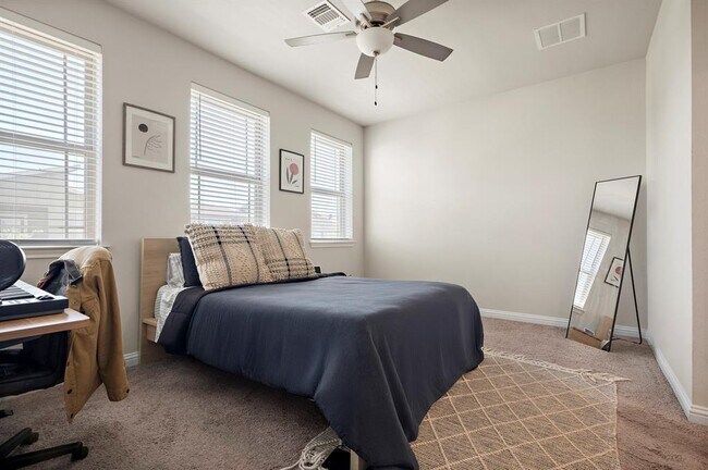 Building Photo - 8013 Lennon Dr