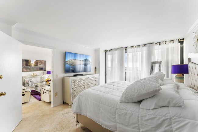 Building Photo - 5600 N Flagler Dr