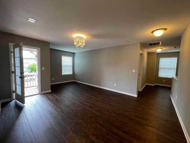 Building Photo - 2198 Laurens Dr