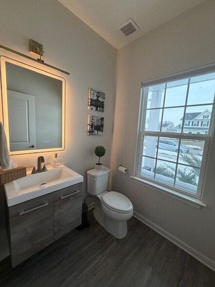 Building Photo - 585 Bermuda Way