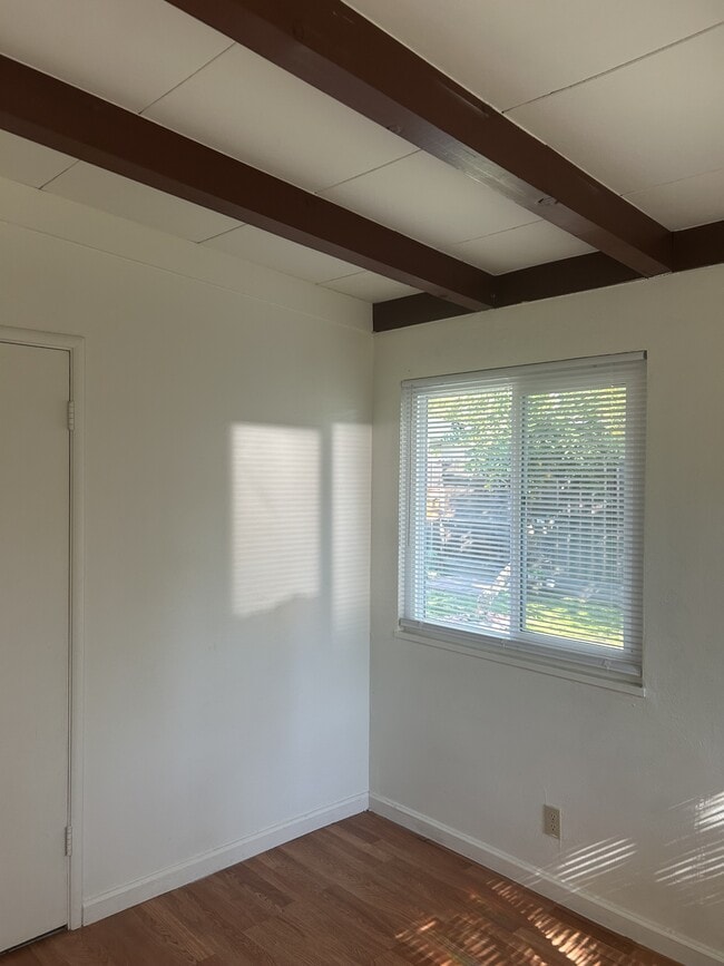 Building Photo - 402 Helen Ave