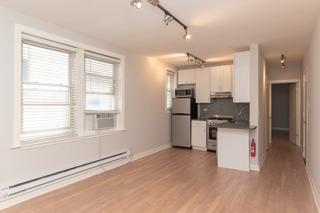 Building Photo - 511 W Belmont Ave