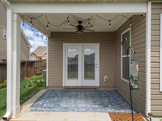Building Photo - Beautiful 4 BR, 3.5 BA, 2 Car Garage Home ...