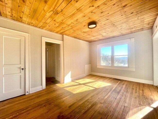 Building Photo - Centrally Located 1 bedroom 1 bath -  wate...