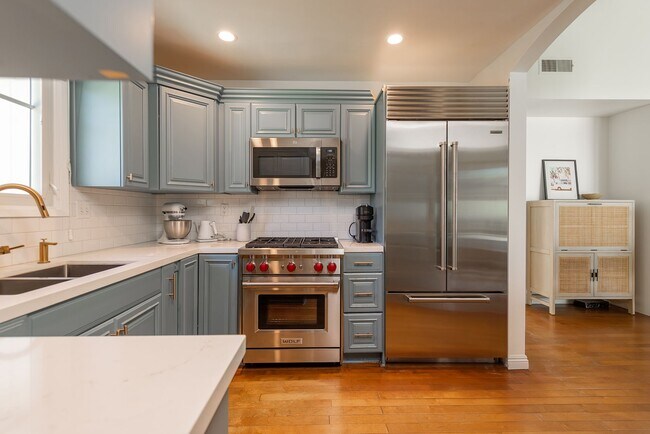 Building Photo - 401 Crestview Dr