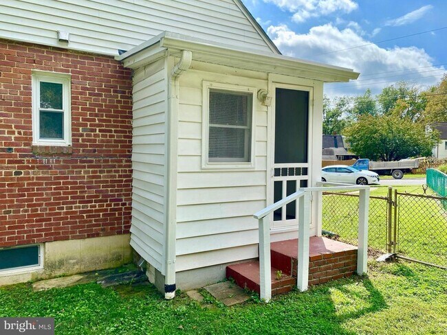 Building Photo - 7132 Parkview Ave