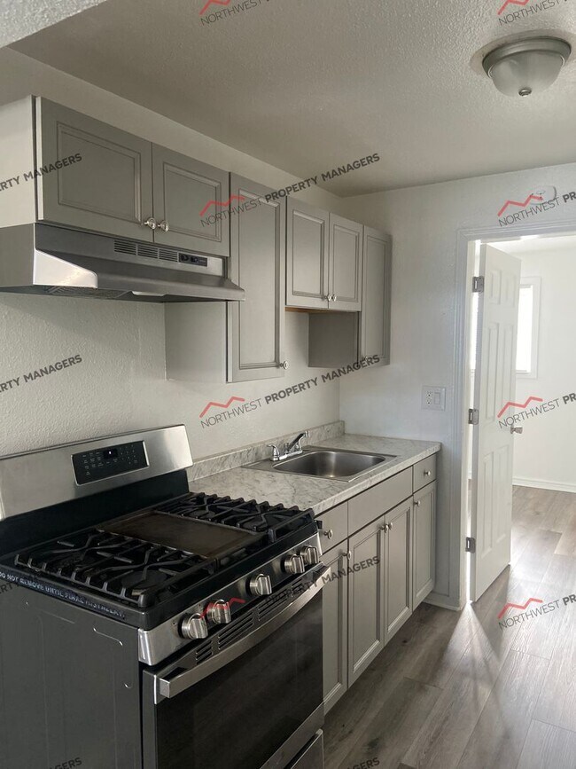 Building Photo - R72B