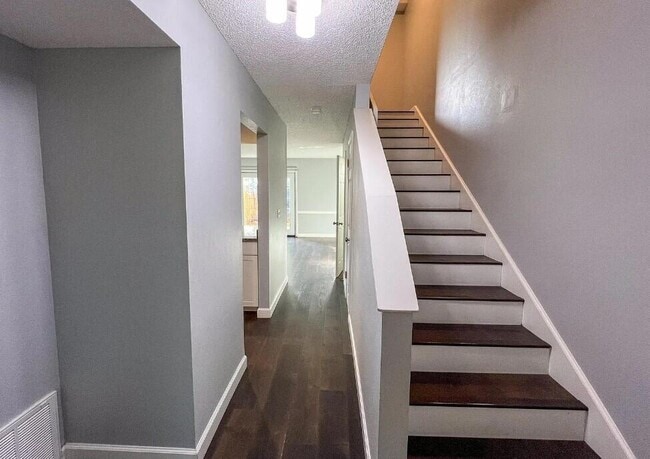 Building Photo - 16 Cape Dr NW