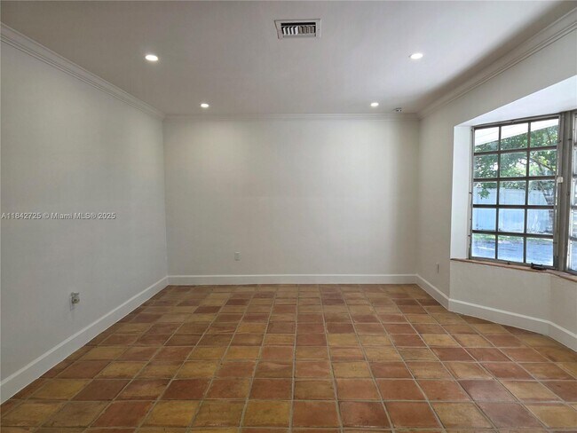 Building Photo - 13920 Kendale Lakes Blvd