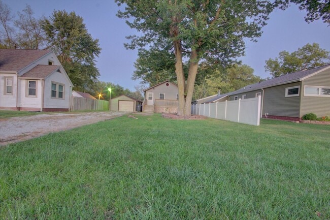 Building Photo - 4 bed, 2 bath home