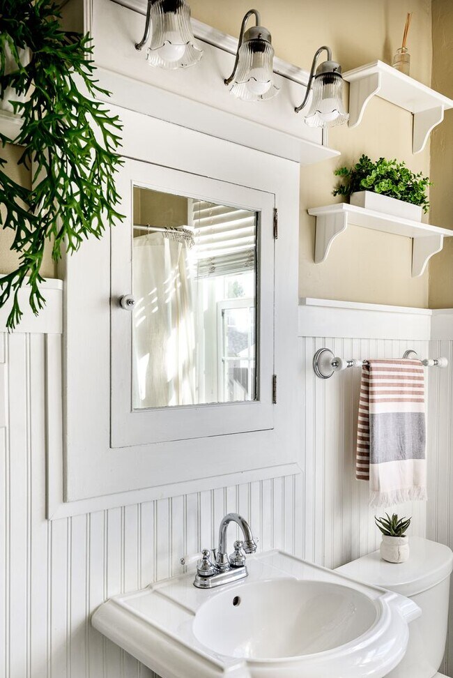 Building Photo - $0 DEPOSIT OPTION! TRADITIONAL BRICK HOME – 4 BED / 2 BATH IN WASH PARK