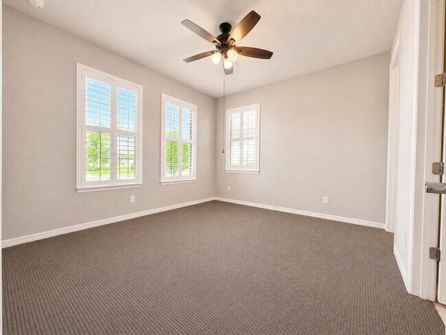Building Photo - 348 SE Courances Dr