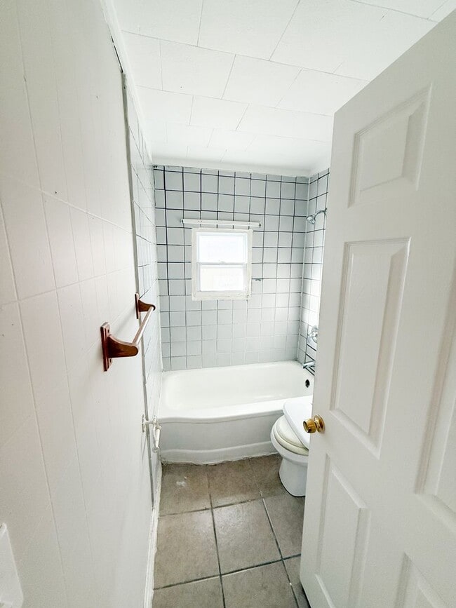 Building Photo - 2 Bed/1 Bath - Beautiful Hardwood Floors!