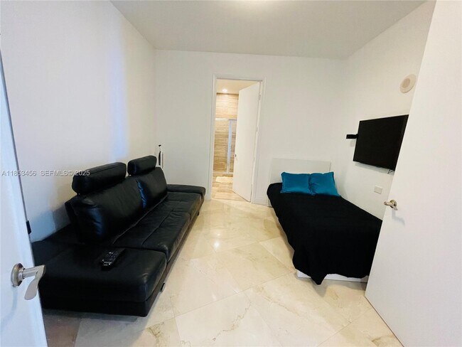 Building Photo - 16001 Collins Ave