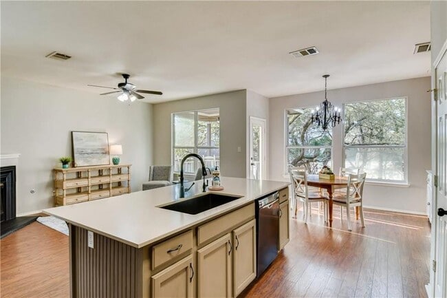 Building Photo - 903 Peyton Pl