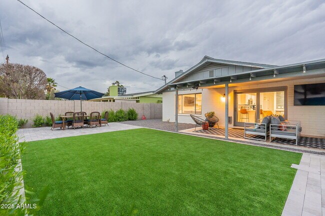 Building Photo - 8725 E Palo Verde Dr