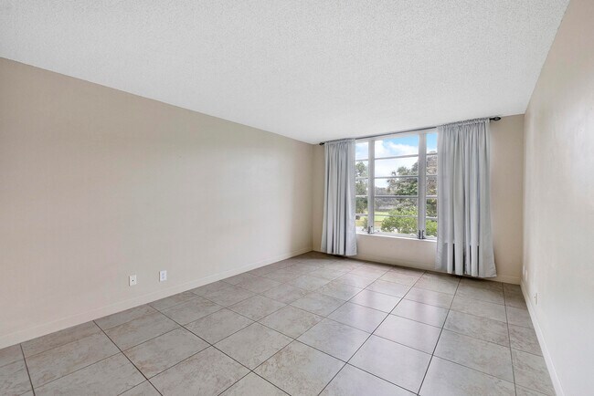 Building Photo - 3900 Oaks Clubhouse Dr
