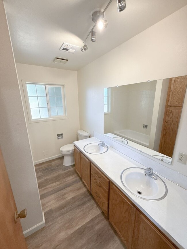 Building Photo - 3 Bedroom, 2.5 Bath House