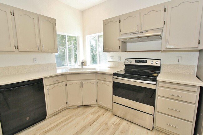 Building Photo - Immaculate Single-Level Home