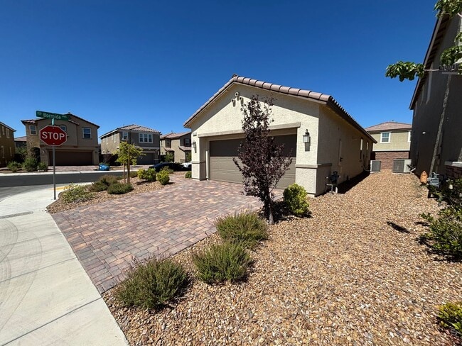 Building Photo - Beautifully Upgraded Single-Story 2BED/2BA...