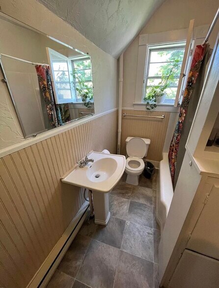 Building Photo - 722 Hutchins Ave