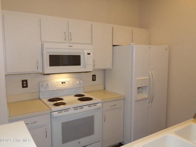 Building Photo - 127 Village Ct