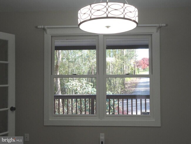 Building Photo - 814 Rustic Ln