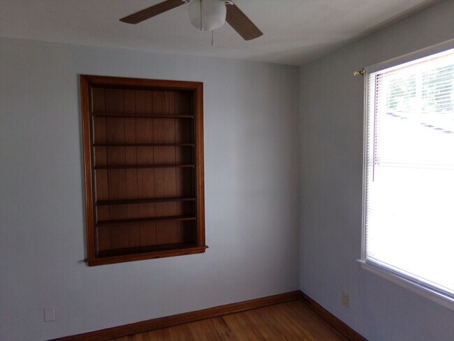 Building Photo - Charming Three Bedroom Home- Newly remodled Kitchen