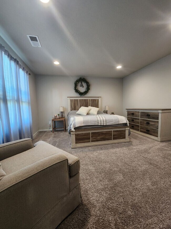 Building Photo - Available in Nov 2025 - Stunning 4-Bedroom...