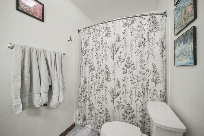 Building Photo - Cozy & Spacious 2BR Top-Floor Condo in Lakewood
