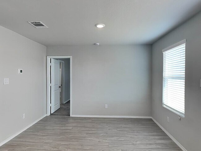 Building Photo - 3238 Kornberg Dr