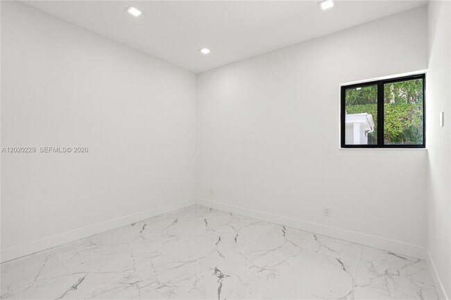 Building Photo - 112 E 1st Ct